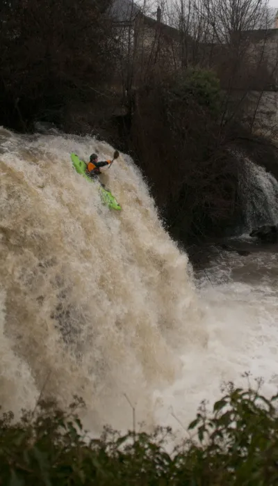 saut de la chute de saillant à 17m3, 23/12/2010. Elle se passe facilement a ce niveau d'eau
